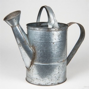 Arrosoir ornemental galvanisé avec motif antique, double poignée de transport et bouche étroite pour un débit lent et contrôlé - Product Image 6