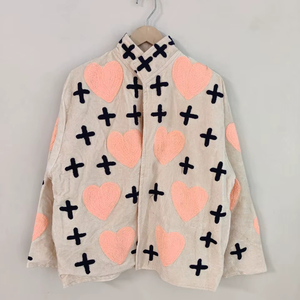 เสื้อแจ็คเก็ตผ้ากำมะหยี่ปักลายหัวใจสีแดงและลายกากบาท ทำมือ สไตล์โบฮีเมียนน่ารัก เสื้อคลุมดีไซน์ศิลปะ - Product Image 1