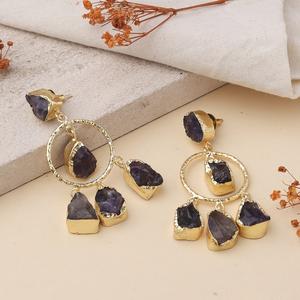 Élégantes boucles d'oreilles pendantes en améthyste pour femmes, plaquées or, bijoux sophistiqués qui ajoutent de la couleur pour tous les jours, les soirées ou comme cadeau. - Product Image 1