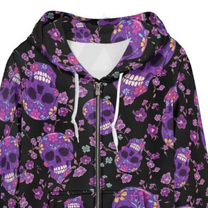 Sudadera con Capucha de Invierno con Estampado Floral de Calavera de Azúcar Morada Premium, Arte del Día de los Muertos, Bolsillos Delanteros, Cordón Ajustable, Tela de Felpa - Product Image 5