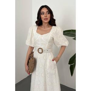 Robe brodée blanc cassé avec détail de bonnets intégrés et ceinture. - Ecru - Product Image 3