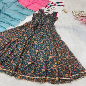 Vestido Anarkali de Seda Organza con Estampado Digital VASTRA COTTAGE, con un Amplio Vuelo de 8 Metros y un Elegante Dupatta de Organza, Ropa de Diseñador - Product Image 5