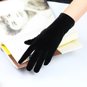 Gants courts noirs simples pour mariage, en velours douillet, pour les mains, les poignets et les doigts, pour les mariées et les demoiselles d'honneur - Product Image 3