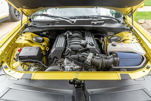 Dodge Challenger RT Scat Pack 2021 d'occasion en excellent état, 5 000 miles, avec les packs TA et Plus, couleur Gold Rush - Product Image 6