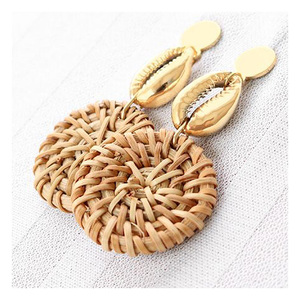 Dernières boucles d'oreilles en rotin faites à la main 2025 élégantes et légères pendantes en forme de larme avec des goujons en bois idéales pour l'herbe de mer décontractée - Product Image 2