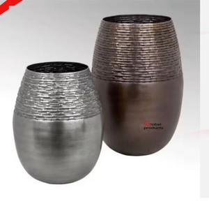 Florero de aluminio con acabado plateado brillante para hotel, restaurante y bar - Product Image 2