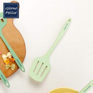 Giorno Felice TheSili Silicone platino Turner Set di strumenti di cottura senza BPA Made in Korea sicuro per la terra! - Product Image 1