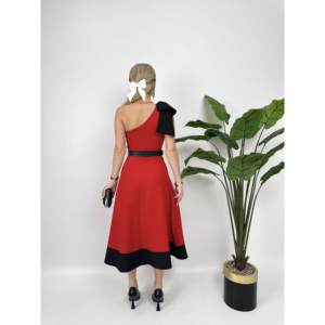 ชุดเดรสทรงเอไลน์แบบไหล่เดียวผ้าซาตินปี 2040 พร้อมโบว์และเข็มขัด โดดเด่นด้วยดีไซน์เอวธรรมชาติ - Product Image 4