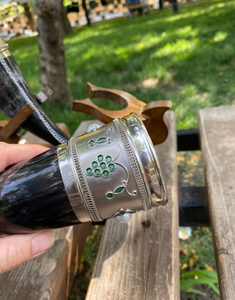 Tasse à corne à boire de style viking fabriquée à la main Design animal poli Portable matériau organique de haute qualité pour l'artisanat naturel - Product Image 4