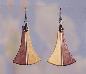 ARTISTIC STATEMENT Boucles d'oreilles en forme de cœur en résine noire et blanche avec feuille d'or Boucles d'oreilles pendantes en résine de bois, rondes et géométriques. - Product Image 5