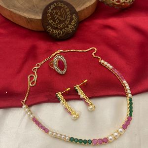 Look simple ton or avec des pierres et des motifs cloutés dans un tour de cou avec de petites boucles d'oreilles et une bague pour les femmes pour le mariage pour les femmes - Product Image 2