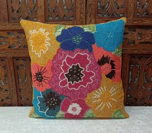 Funda de Almohada Floral con Cuentas Hecha a Mano: Diseño de Flores Multicolores, 16 Pulgadas Cuadradas - Product Image 5