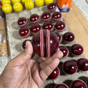 Pelota de críquet de alta calidad al por mayor, personalizada en color, con los mejores diseños de logotipos, pelota dura para deportes de críquet, hecha en Pakistán. - Product Image 3