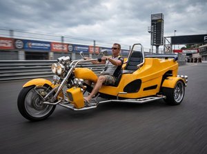 Triciclo Motorizado Amarillo Personalizado de 3 Ruedas, Carrocería Abierta, 2 Plazas, Uso del Pasajero del Lado Derecho - Product Image 2