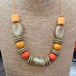Collier en résine fait main, forme ronde, style tendance pour fêtes, mariages, décorations de vacances, cadeau - QUALITY ENTERPRISES Modèle QE-RN-01 - Product Image 2