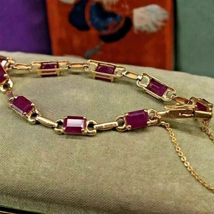 Pulsera de Tenis para Mujer con Esmeralda Simulada de 10 Quilates y Rubí Simulado, Plata 925, Chapada en Oro Amarillo de 14 Quilates - Product Image 1