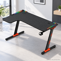 Bureau de jeu avec plateau noir incurvé et repose-pieds orange