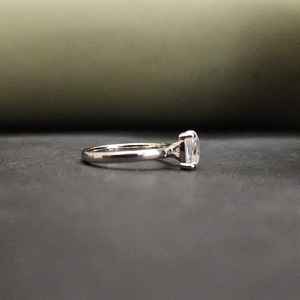 Belle bague de fiançailles unisexe tendance en or massif 14 carats avec moissanite taille coussin, certifiée IGI, en acier inoxydable, pour cadeau - Product Image 3