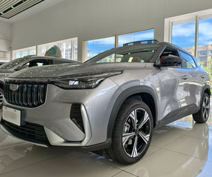 SUV 1.5T Turbo d'occasion, semi-automatique, toit ouvrant, feux LED, économique en carburant, excellent état, provenant du Japon - Product Image 2