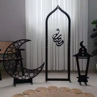 Llamativas decoraciones metálicas grandes con la frase 'RAMADAN KAREEM' en forma de media luna, que celebran el mes sagrado con estilo.