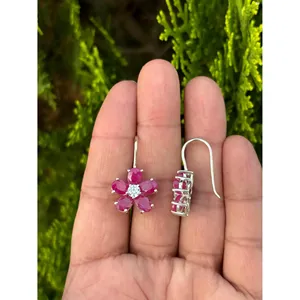 Pendientes de Plata 925 con Rubí Natural en Forma de Gota y Diseño Floral con Baño de Oro para Bodas - Product Image 2