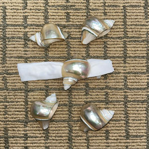 Anneau de serviette en coquille de mer d'origine artisanale du Vietnam: porte-coquille naturel fait à la main pour le réglage de la table de réception de mariage, 99 données en or. - Product Image 5