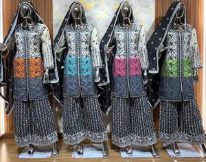 Elegante traje de invierno de trabajo pesado Chinon Top con pantalones bordados de piedras Zarkan Dupatta Gharara Set Made Durable Dress Fabric - Product Image 3