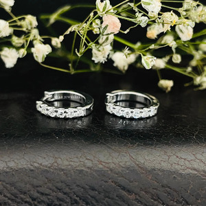 Pendientes de Aro Huggie Cristianos de Oro Sólido de 14K con Diamantes Naturales, Joyería Fina, Regalo de Lujo - Product Image 5