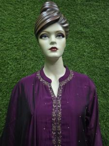 Elegante Conjunto de Kurti Recto Corto hasta la Rodilla con Palazzo Circular y Dupatta de Seda de Cristal Premium con Bordado Étnico Puro Khatali para Mujer, Color Vino - Product Image 3