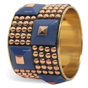 Brazalete de latón hecho a mano con cuentas piramidales de resina azul y tachuelas de latón dorado | Joyería de moda de diseñador para mujer - Product Image 1
