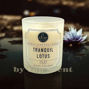 Bougie artisanale JBPQ pour le bien-être, senteur Lotus Tranquil, en cire de soja, artisanat exquis avec motif Lotus naturel. - Product Image 1