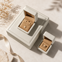 Boîte à bijoux en cuir PU beige clair de luxe personnalisée avec intérieur en daim camel pour l'emballage de colliers, de boucles d'oreilles et de bagues