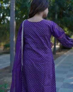 Ensemble de costume en coton imprimé à la main Vamika Royal Orchid avec dupatta en organza pour le meilleur prix de gros - Product Image 6