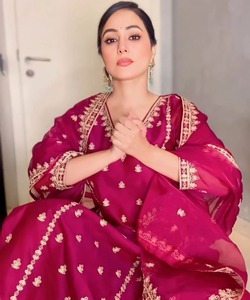 Superbe robe de mariée Kanchipuram avec broderie Zari opulente et motifs floraux Top en filet Palazzo Dupatta dupattas - Product Image 6