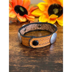 Pulsera Navajo Hecha a Mano con Cuero y Monedas de Plata Esterlina, Joyería Cultural Coleccionable - Product Image 4
