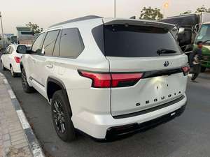 Toyota Sequoia 2024 d'occasion en parfait état, faible kilométrage - Product Image 3