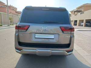 Berline de luxe d'occasion 2023, conduite à gauche, traction avant, sièges en cuir, régulateur de vitesse, toit ouvrant panoramique, vue 360° à l'arrière - Product Image 4