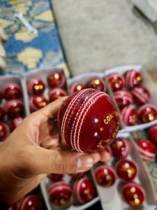 Pelotas de Críquet de Cuero Duro de Alta Calidad, Marca Personalizada, Hechas a Mano y a Máquina - Product Image 6