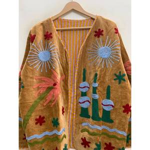 Veste en velours brodée à la main Suzani - Jaune moutarde et or avec bleu ciel et corail - Le Minaret de Marigold - Product Image 1