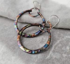 Boucles d'oreilles en cuivre à motif tribal oxydé avec des détails floraux fabriqués à la main par des artisans pour des looks traditionnels élégants - Product Image 4