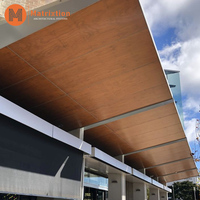Plafond en aluminium ignifuge avec finition imitation bois, grille de plafond carrée pour usage extérieur, hôtels, hôpitaux, gymnases
