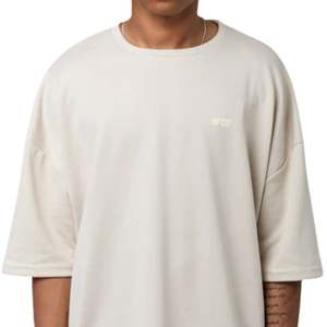 T-shirt neutre surdimensionné pour homme, 280 GSM, coton biologique, épaules tombantes, streetwear, avec logo sur le devant et slogan au dos - Product Image 4