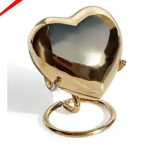 Hermosa pequeña urna de cremación de recuerdo en forma de corazón dorado de latón suministros funerarios - Product Image 1