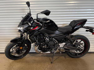 Motocicleta Kawasaki Z650 2025 de 649cc, estilo naked-sport (Super-naked), con motor bicilíndrico en paralelo refrigerado por líquido, 67 hp - Product Image 3