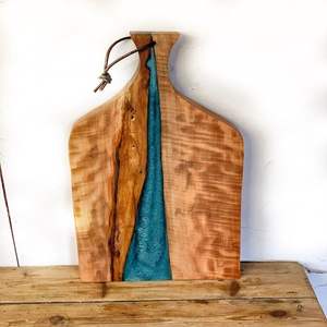 Planche à découper en résine faite à la main avec de superbes tons de couleurs côtières, parfaite pour les restaurants de chefs et les cuisines élégantes de la maison - Product Image 1