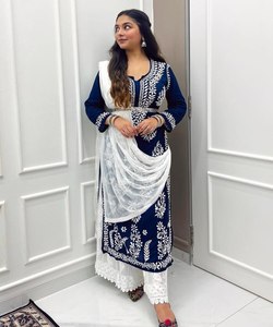 Ensemble de robe Anarkali : un classique ensemble trois pièces orné de pierres complexes, parfait pour les célébrations traditionnelles indiennes. - Product Image 1