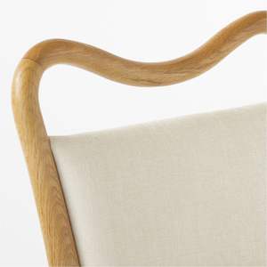 Chaise de salle à manger classique moderne en chêne avec dossier incurvé gracieux et rembourrage luxueux en tissu blanc pour des intérieurs sophistiqués - Product Image 5