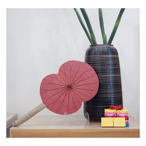 Abanico de loto natural hecho a mano de Vietnam para festivales, sesiones de fotos, regalos y mercados sostenibles - Product Image 3