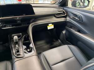 Nouvelle berline de luxe Crown Nightshade AWD 2026, boîte automatique, intérieur sombre, norme d'émission Euro VI - Product Image 3