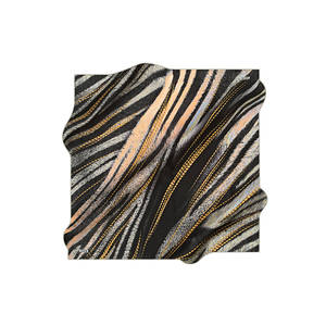Pañuelo cuadrado vintage de seda negra con estampado geométrico - Product Image 1